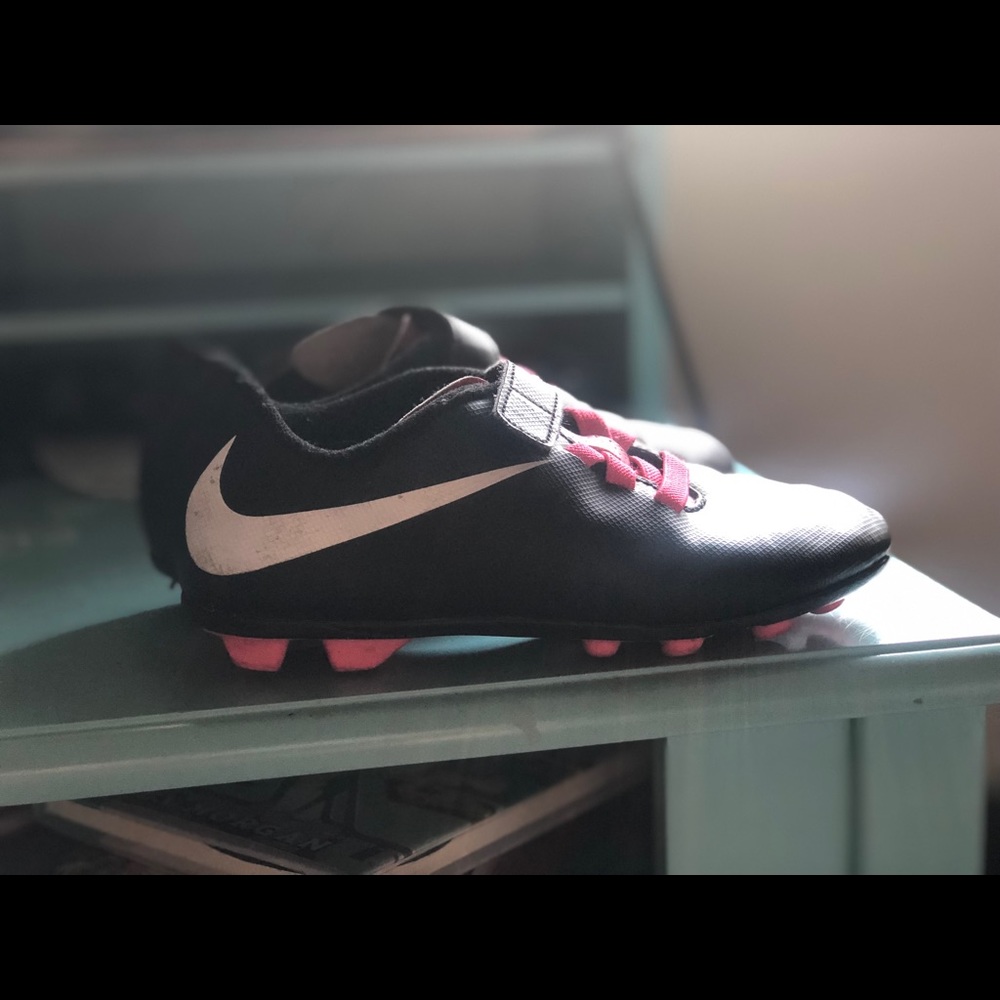 Girls Nike soccer shoes
